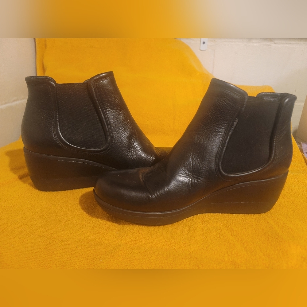 Clark Artesian size 9 black leather wedge boot